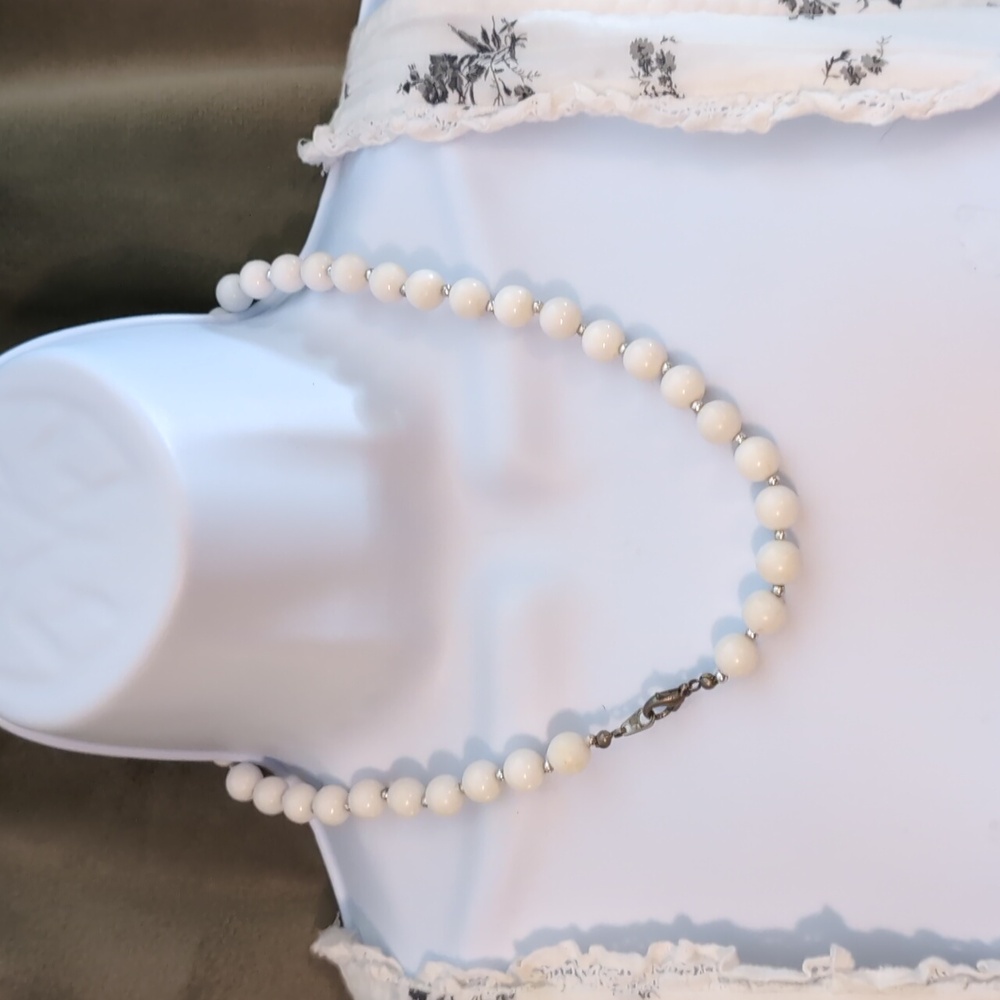 Timeless White Beaded Necklace with Vintage Elegance - Picture 7 of 7